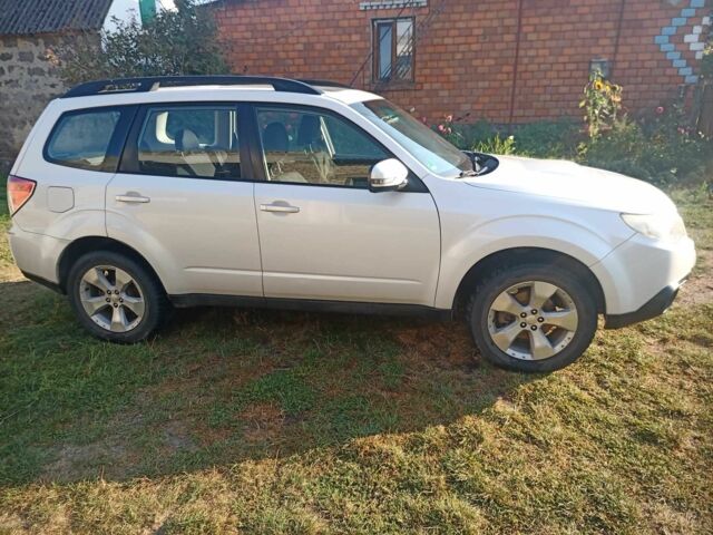 Белый Субару Форестер, объемом двигателя 2 л и пробегом 265 тыс. км за 8500 $, фото 1 на Automoto.ua