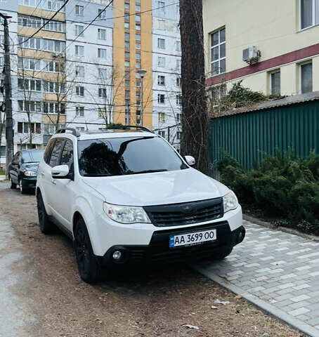 Белый Субару Форестер, объемом двигателя 2 л и пробегом 197 тыс. км за 9600 $, фото 1 на Automoto.ua