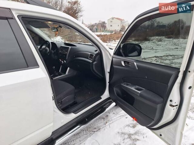 Білий Субару Forester, об'ємом двигуна 1.99 л та пробігом 273 тис. км за 8500 $, фото 6 на Automoto.ua