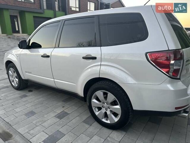 Белый Субару Форестер, объемом двигателя 2 л и пробегом 257 тыс. км за 8900 $, фото 3 на Automoto.ua
