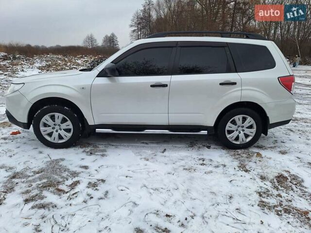 Білий Субару Forester, об'ємом двигуна 1.99 л та пробігом 273 тис. км за 8500 $, фото 1 на Automoto.ua