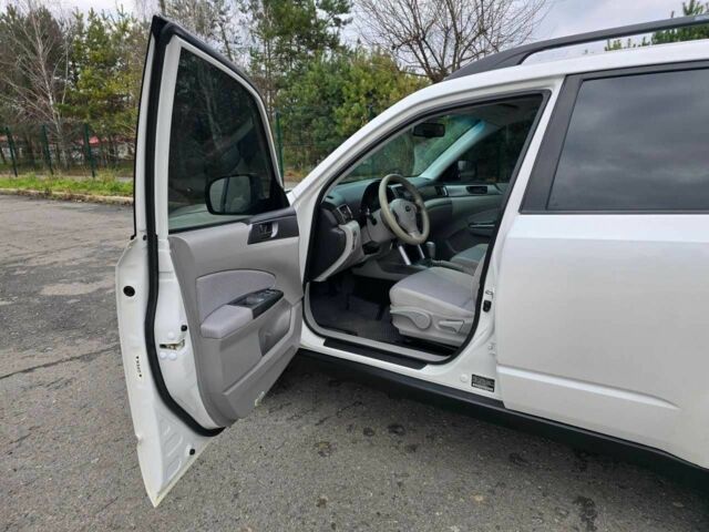 Білий Субару Forester, об'ємом двигуна 2.5 л та пробігом 232 тис. км за 9499 $, фото 2 на Automoto.ua