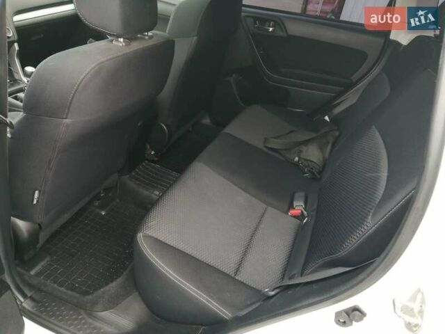 Белый Субару Форестер, объемом двигателя 2 л и пробегом 191 тыс. км за 14000 $, фото 6 на Automoto.ua