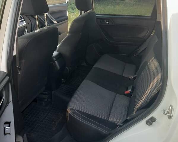 Белый Субару Форестер, объемом двигателя 2 л и пробегом 330 тыс. км за 11500 $, фото 8 на Automoto.ua