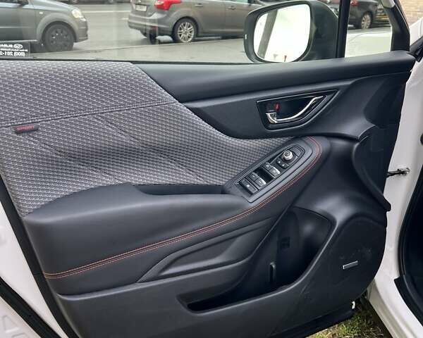 Белый Субару Форестер, объемом двигателя 2.5 л и пробегом 47 тыс. км за 28000 $, фото 4 на Automoto.ua