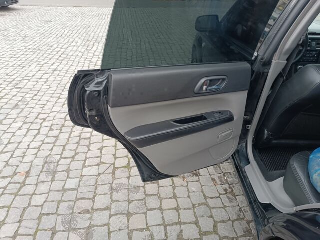 Черный Субару Форестер, объемом двигателя 2 л и пробегом 230 тыс. км за 6500 $, фото 10 на Automoto.ua