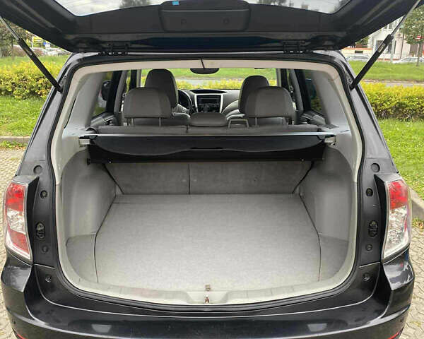 Черный Субару Форестер, объемом двигателя 2 л и пробегом 300 тыс. км за 6200 $, фото 5 на Automoto.ua