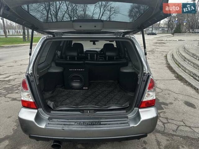 Серый Субару Форестер, объемом двигателя 2 л и пробегом 370 тыс. км за 4000 $, фото 5 на Automoto.ua