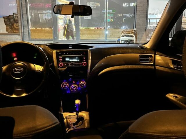 Серый Субару Форестер, объемом двигателя 2 л и пробегом 176 тыс. км за 10000 $, фото 5 на Automoto.ua