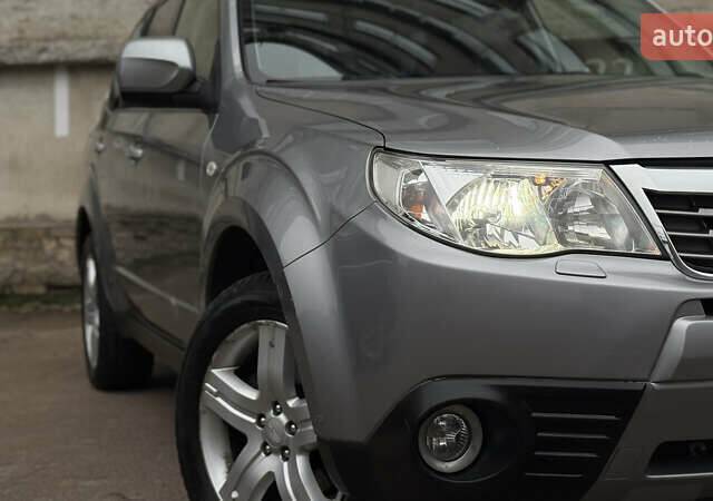 Серый Субару Форестер, объемом двигателя 2.46 л и пробегом 208 тыс. км за 9500 $, фото 8 на Automoto.ua