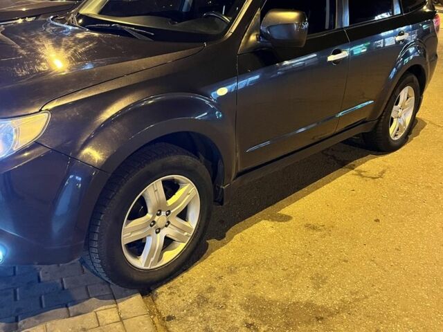 Серый Субару Форестер, объемом двигателя 2 л и пробегом 176 тыс. км за 10000 $, фото 1 на Automoto.ua