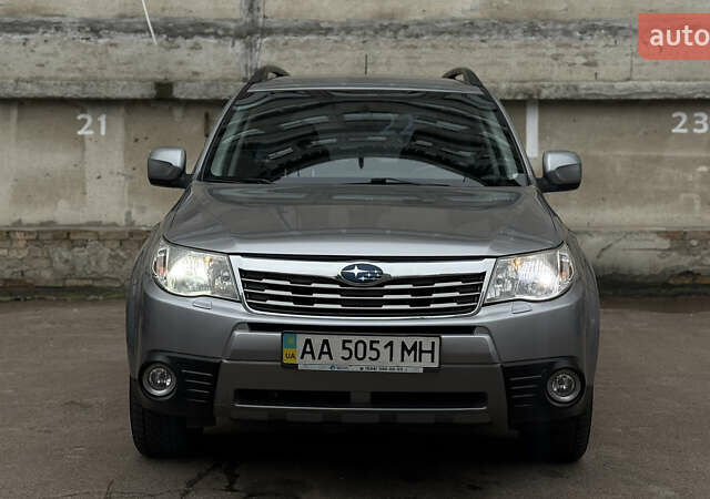 Серый Субару Форестер, объемом двигателя 2.46 л и пробегом 208 тыс. км за 9500 $, фото 4 на Automoto.ua