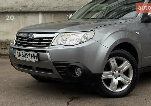 Серый Субару Форестер, объемом двигателя 2.46 л и пробегом 208 тыс. км за 9500 $, фото 3 на Automoto.ua