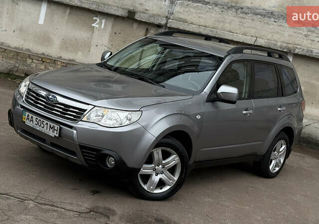 Серый Субару Форестер, объемом двигателя 2.46 л и пробегом 208 тыс. км за 9500 $, фото 1 на Automoto.ua