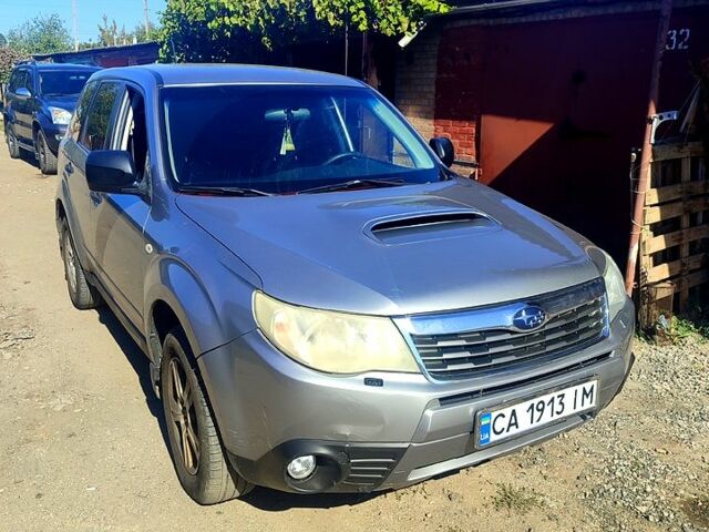 Сірий Субару Forester, об'ємом двигуна 2 л та пробігом 200 тис. км за 4000 $, фото 1 на Automoto.ua