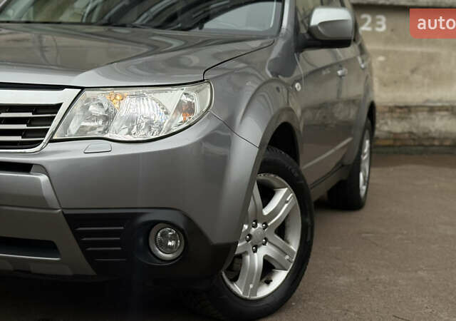 Серый Субару Форестер, объемом двигателя 2.46 л и пробегом 208 тыс. км за 9500 $, фото 2 на Automoto.ua