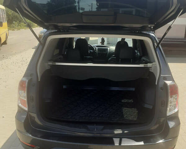 Серый Субару Форестер, объемом двигателя 2 л и пробегом 208 тыс. км за 9500 $, фото 4 на Automoto.ua