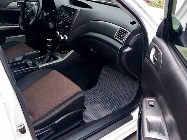 Белый Субару Импреза, объемом двигателя 2 л и пробегом 240 тыс. км за 9999 $, фото 7 на Automoto.ua