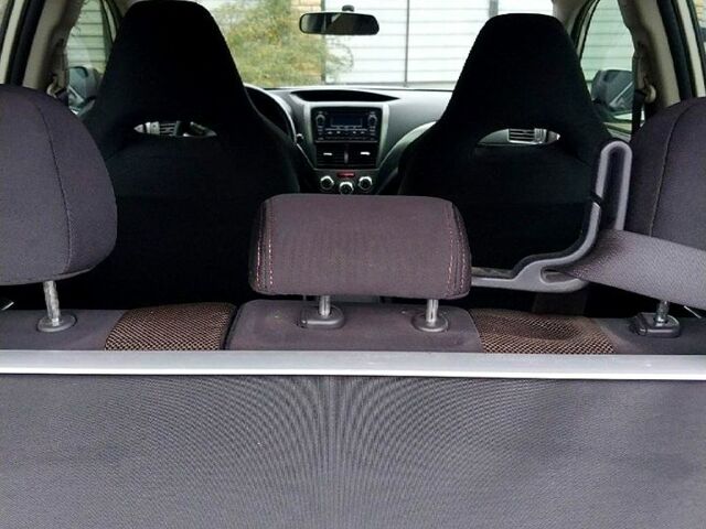 Белый Субару Импреза, объемом двигателя 2 л и пробегом 240 тыс. км за 9999 $, фото 5 на Automoto.ua