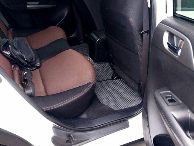 Белый Субару Импреза, объемом двигателя 2 л и пробегом 240 тыс. км за 9999 $, фото 6 на Automoto.ua