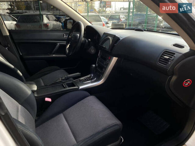 Белый Субару Легаси, объемом двигателя 1.99 л и пробегом 299 тыс. км за 6399 $, фото 16 на Automoto.ua