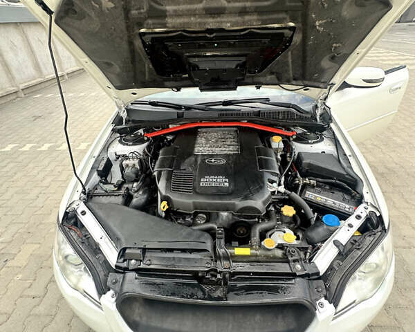 Білий Субару Легасі, об'ємом двигуна 2 л та пробігом 160 тис. км за 6000 $, фото 2 на Automoto.ua