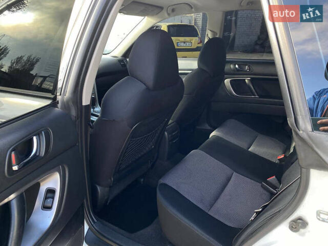 Белый Субару Легаси, объемом двигателя 1.99 л и пробегом 299 тыс. км за 6399 $, фото 12 на Automoto.ua