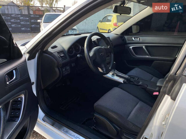 Белый Субару Легаси, объемом двигателя 1.99 л и пробегом 299 тыс. км за 6399 $, фото 10 на Automoto.ua