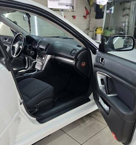 Белый Субару Легаси, объемом двигателя 1.99 л и пробегом 492 тыс. км за 5000 $, фото 9 на Automoto.ua