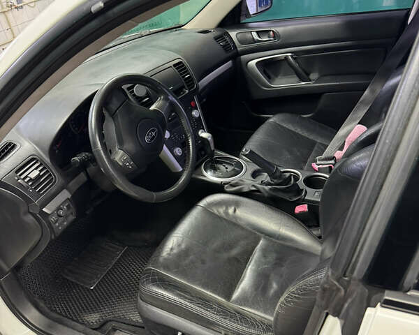 Білий Субару Легасі, об'ємом двигуна 2 л та пробігом 300 тис. км за 5100 $, фото 4 на Automoto.ua