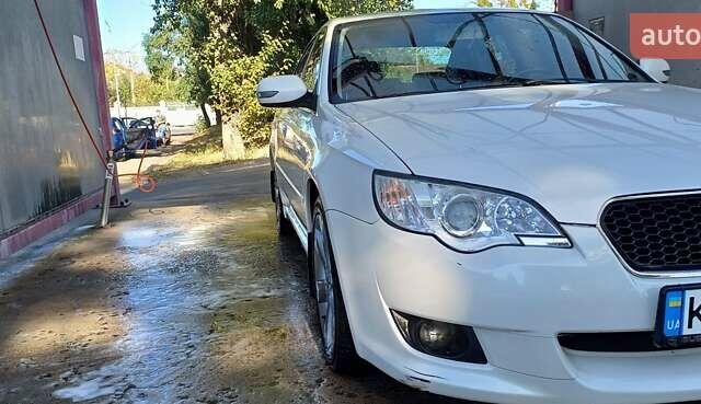 Білий Субару Легасі, об'ємом двигуна 2.5 л та пробігом 225 тис. км за 7450 $, фото 1 на Automoto.ua