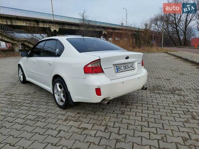 Білий Субару Легасі, об'ємом двигуна 2.5 л та пробігом 200 тис. км за 6500 $, фото 2 на Automoto.ua