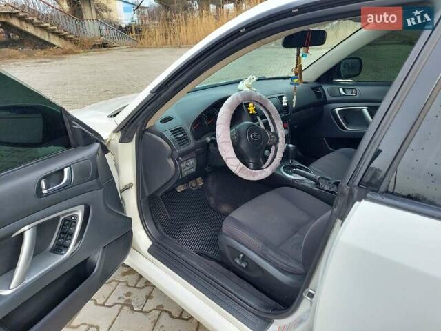 Білий Субару Легасі, об'ємом двигуна 2.5 л та пробігом 200 тис. км за 6500 $, фото 3 на Automoto.ua