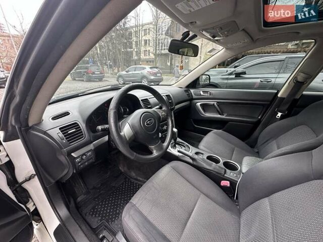 Білий Субару Легасі, об'ємом двигуна 1.99 л та пробігом 250 тис. км за 5800 $, фото 7 на Automoto.ua