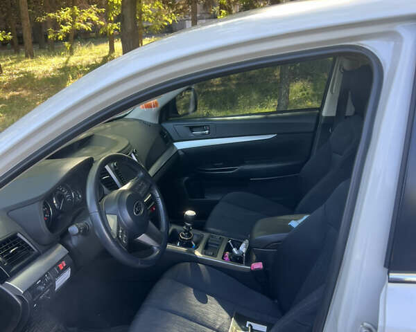 Білий Субару Легасі, об'ємом двигуна 1.99 л та пробігом 198 тис. км за 7050 $, фото 6 на Automoto.ua