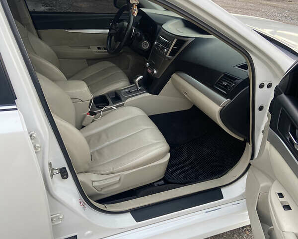 Белый Субару Легаси, объемом двигателя 2.5 л и пробегом 360 тыс. км за 6490 $, фото 9 на Automoto.ua