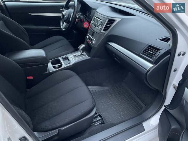 Білий Субару Легасі, об'ємом двигуна 2.46 л та пробігом 181 тис. км за 7400 $, фото 9 на Automoto.ua