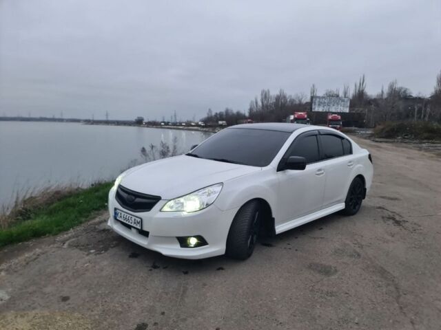 Белый Субару Легаси, объемом двигателя 2.5 л и пробегом 180 тыс. км за 9800 $, фото 2 на Automoto.ua