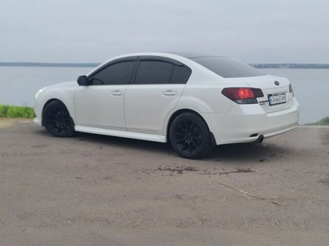 Белый Субару Легаси, объемом двигателя 2.5 л и пробегом 180 тыс. км за 9800 $, фото 1 на Automoto.ua