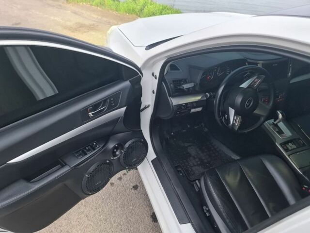 Белый Субару Легаси, объемом двигателя 2.5 л и пробегом 180 тыс. км за 9800 $, фото 4 на Automoto.ua