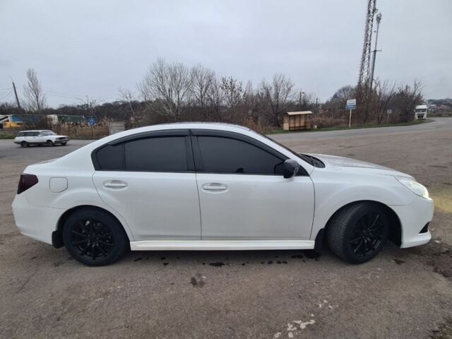 Белый Субару Легаси, объемом двигателя 2.5 л и пробегом 180 тыс. км за 9800 $, фото 5 на Automoto.ua