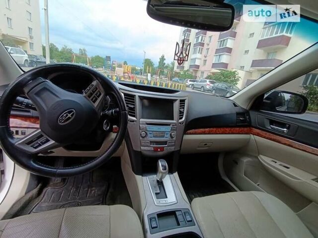 Белый Субару Легаси, объемом двигателя 2.5 л и пробегом 230 тыс. км за 7900 $, фото 2 на Automoto.ua