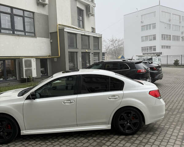 Белый Субару Легаси, объемом двигателя 2.46 л и пробегом 178 тыс. км за 10999 $, фото 3 на Automoto.ua