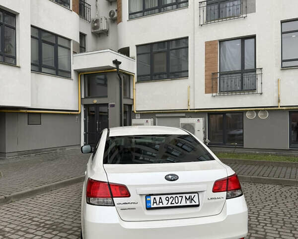 Белый Субару Легаси, объемом двигателя 2.46 л и пробегом 178 тыс. км за 10999 $, фото 4 на Automoto.ua