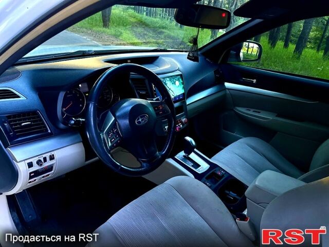 Белый Субару Легаси, объемом двигателя 2.5 л и пробегом 250 тыс. км за 8800 $, фото 1 на Automoto.ua