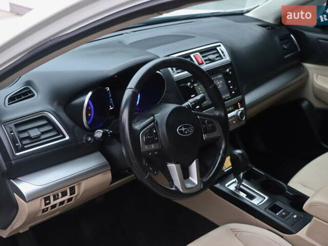 Белый Субару Легаси, объемом двигателя 2.5 л и пробегом 240 тыс. км за 8999 $, фото 15 на Automoto.ua