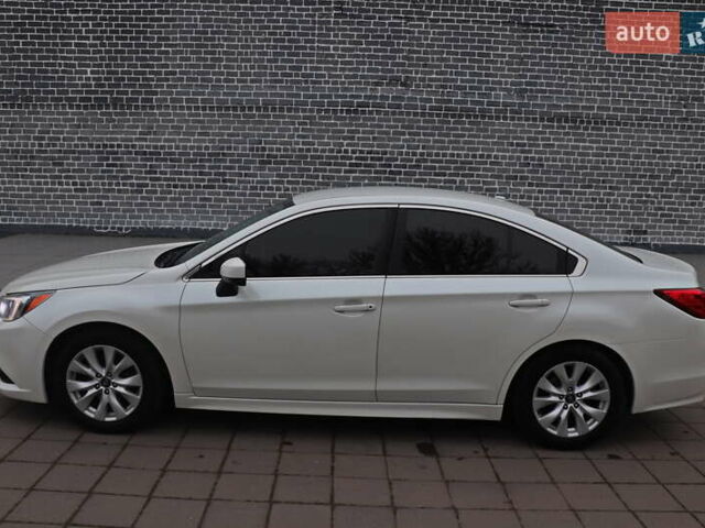 Белый Субару Легаси, объемом двигателя 2.5 л и пробегом 240 тыс. км за 8999 $, фото 5 на Automoto.ua