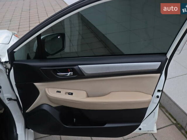 Белый Субару Легаси, объемом двигателя 2.5 л и пробегом 240 тыс. км за 8999 $, фото 11 на Automoto.ua