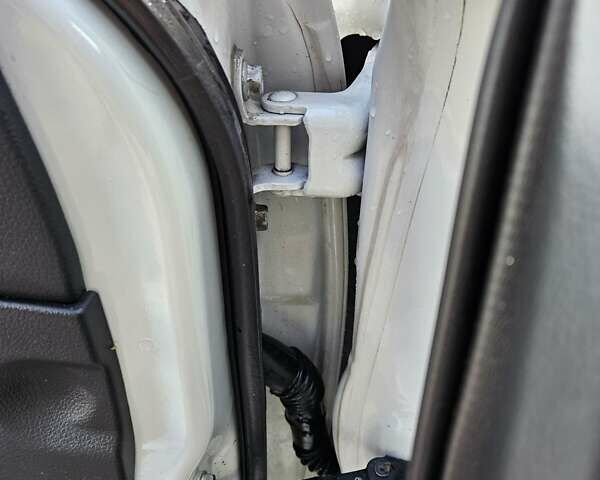 Белый Субару Легаси, объемом двигателя 2.5 л и пробегом 161 тыс. км за 10000 $, фото 18 на Automoto.ua