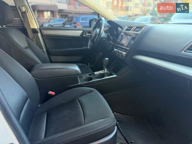 Белый Субару Легаси, объемом двигателя 2.5 л и пробегом 109 тыс. км за 11800 $, фото 2 на Automoto.ua